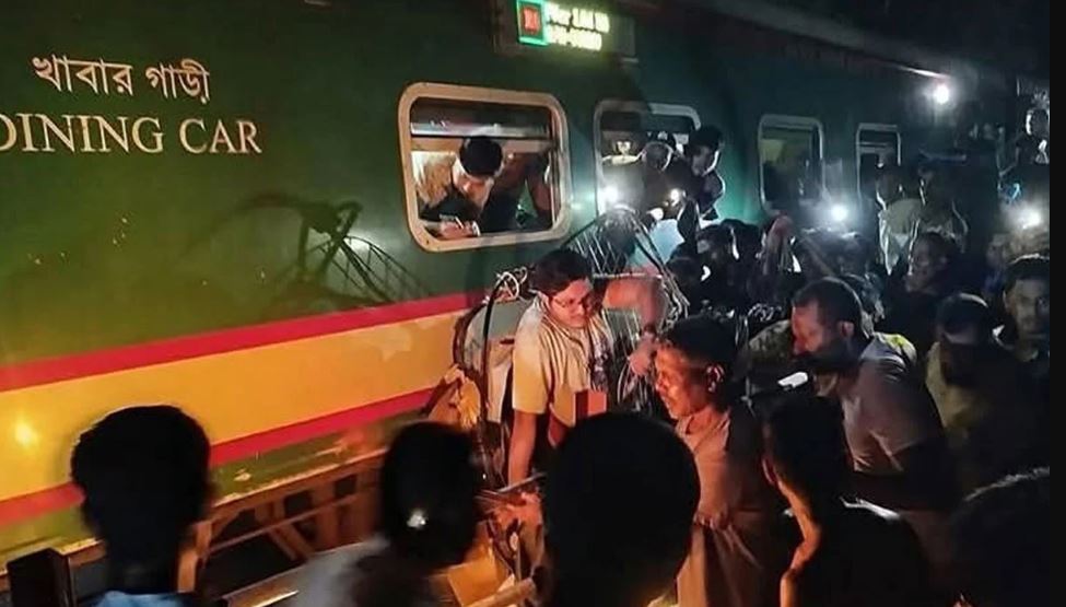 কালুরঘাট সেতুতে ট্রেনের ধাক্কায় দুমড়েমুচড়ে গেল কয়েকটি গাড়ি, বহু হতাহতের শঙ্কা